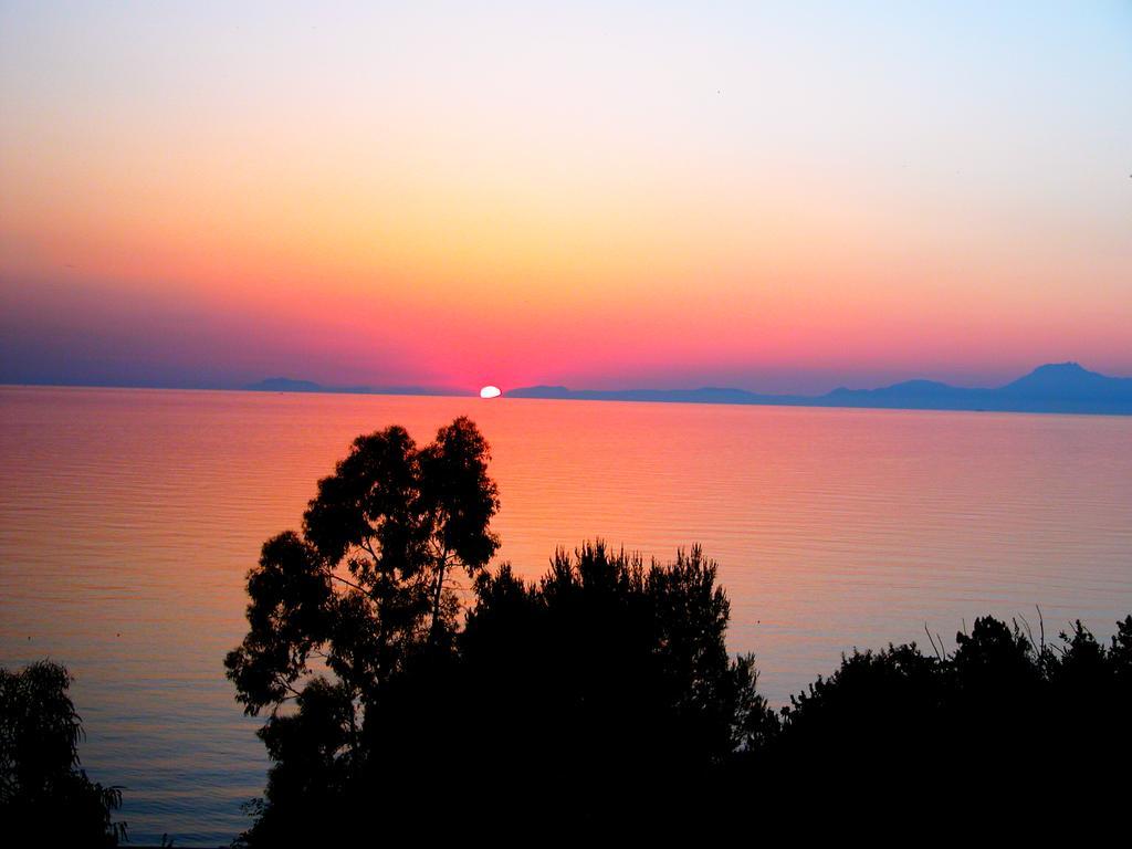 Villa Laura Sea View Apartments Санта-Мария-ди-Кастеллабате Экстерьер фото