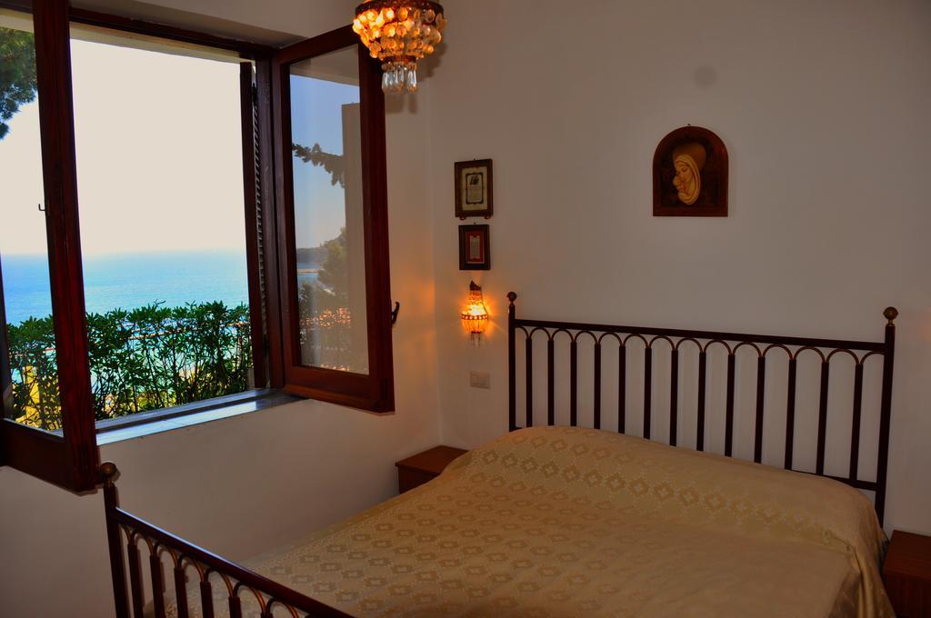 Villa Laura Sea View Apartments Санта-Мария-ди-Кастеллабате Экстерьер фото