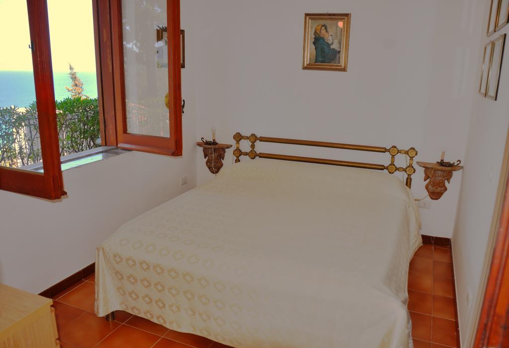Villa Laura Sea View Apartments Санта-Мария-ди-Кастеллабате Экстерьер фото