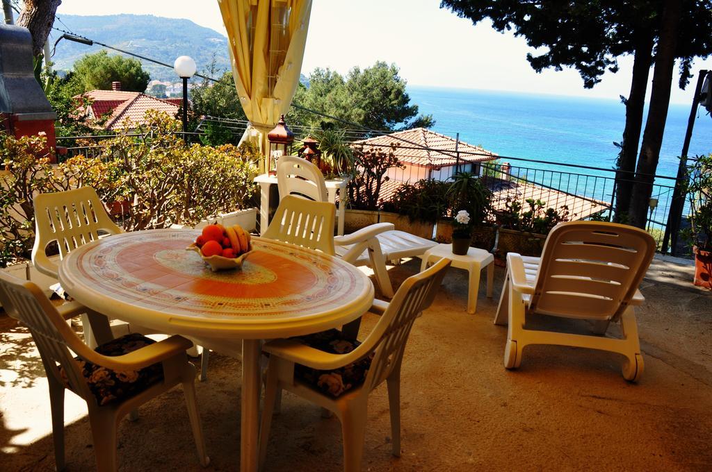 Villa Laura Sea View Apartments Санта-Мария-ди-Кастеллабате Экстерьер фото