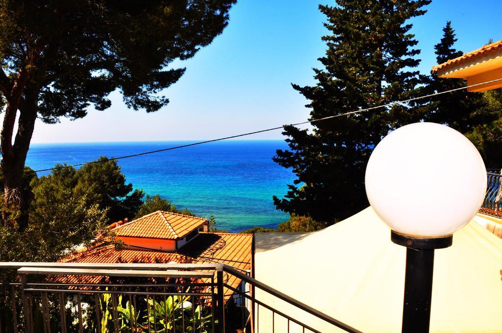 Villa Laura Sea View Apartments Санта-Мария-ди-Кастеллабате Экстерьер фото