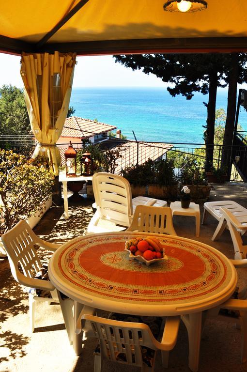 Villa Laura Sea View Apartments Санта-Мария-ди-Кастеллабате Экстерьер фото
