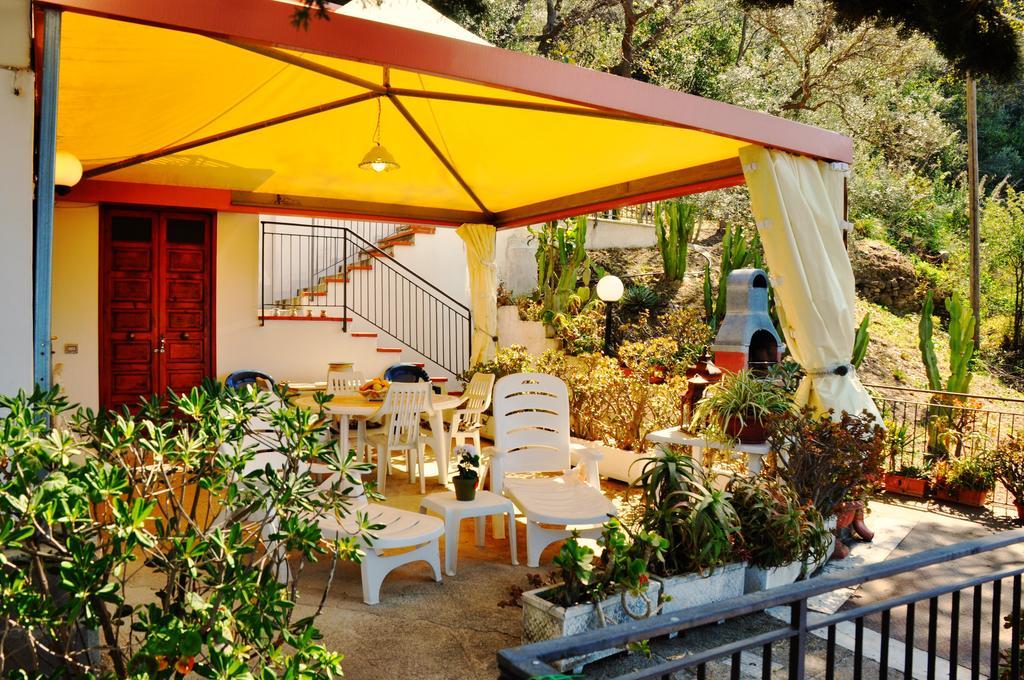 Villa Laura Sea View Apartments Санта-Мария-ди-Кастеллабате Экстерьер фото