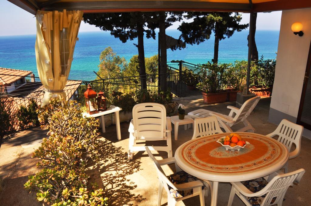 Villa Laura Sea View Apartments Санта-Мария-ди-Кастеллабате Экстерьер фото