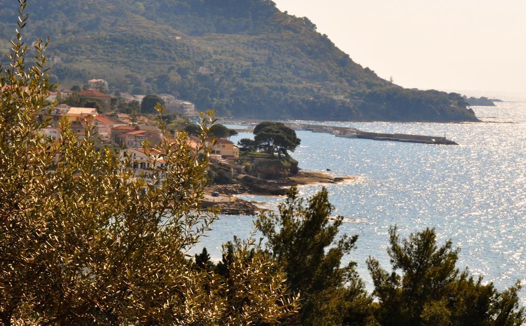 Villa Laura Sea View Apartments Санта-Мария-ди-Кастеллабате Экстерьер фото