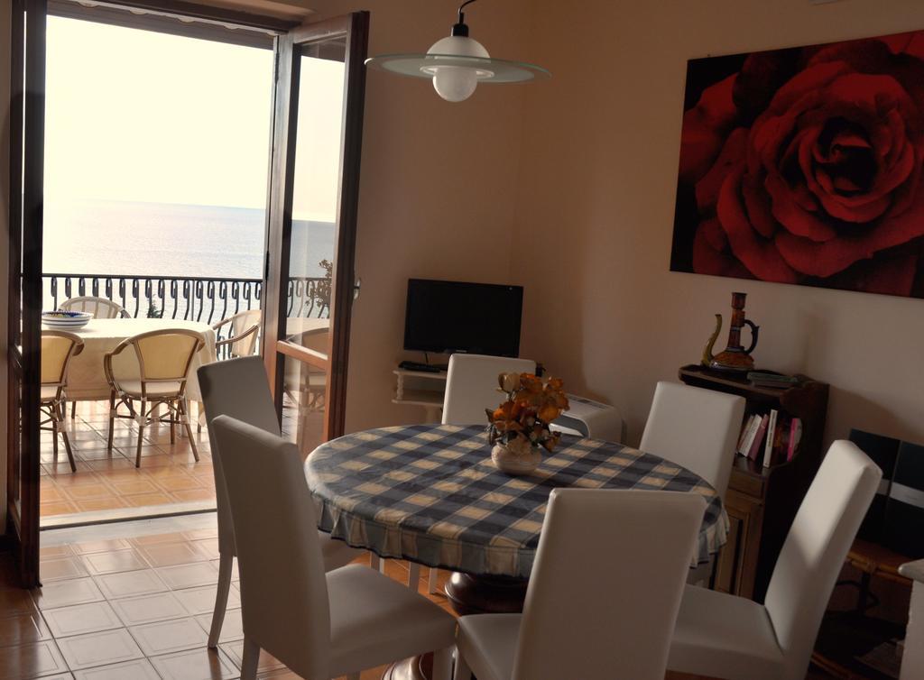 Villa Laura Sea View Apartments Санта-Мария-ди-Кастеллабате Экстерьер фото
