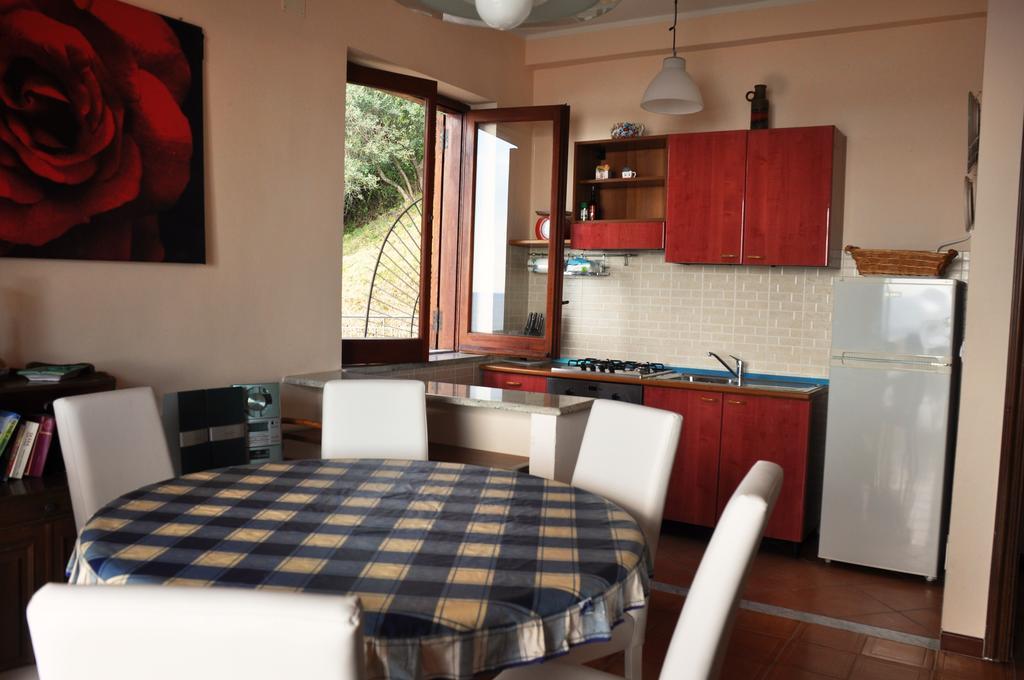 Villa Laura Sea View Apartments Санта-Мария-ди-Кастеллабате Экстерьер фото