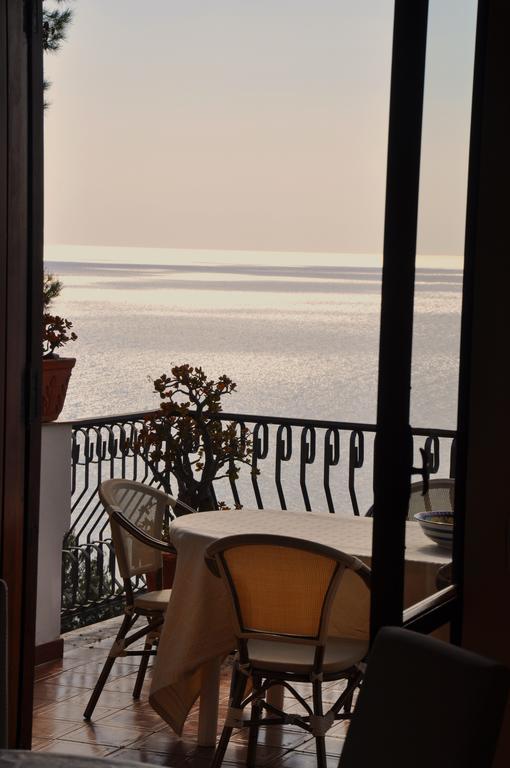 Villa Laura Sea View Apartments Санта-Мария-ди-Кастеллабате Экстерьер фото