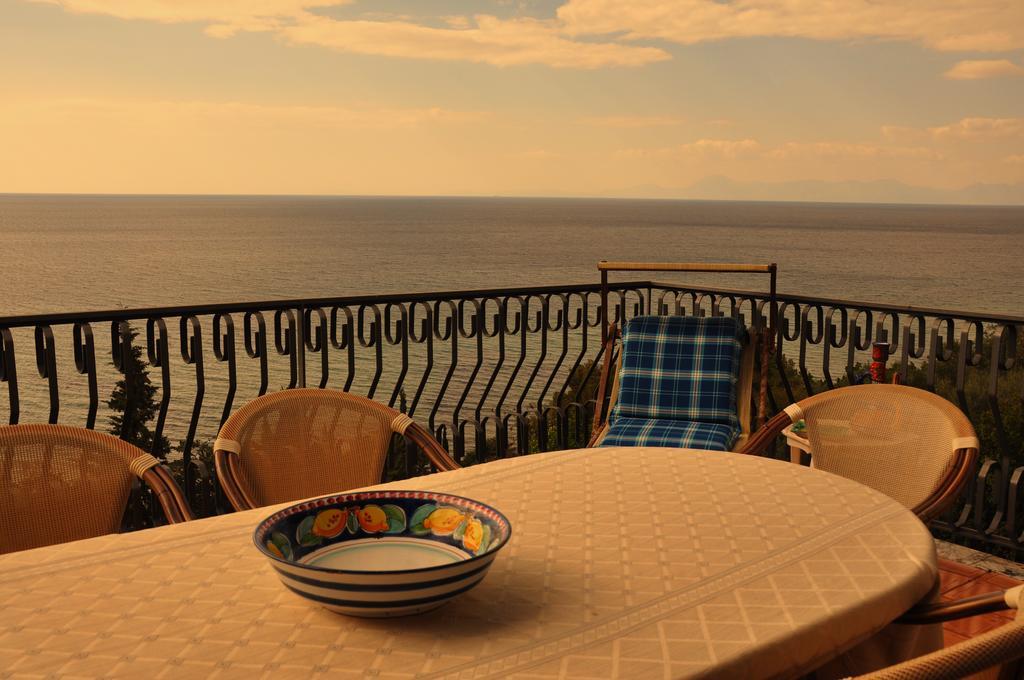 Villa Laura Sea View Apartments Санта-Мария-ди-Кастеллабате Экстерьер фото