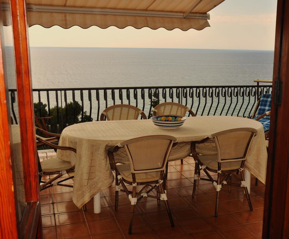 Villa Laura Sea View Apartments Санта-Мария-ди-Кастеллабате Экстерьер фото