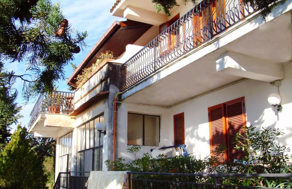 Villa Laura Sea View Apartments Санта-Мария-ди-Кастеллабате Экстерьер фото