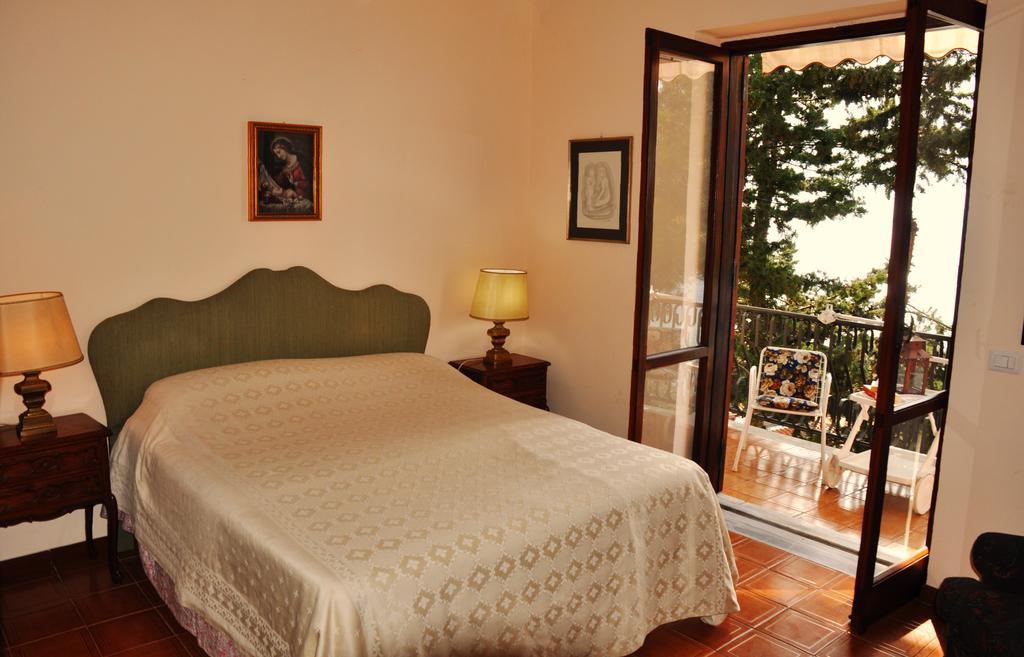 Villa Laura Sea View Apartments Санта-Мария-ди-Кастеллабате Экстерьер фото