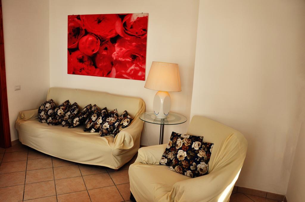 Villa Laura Sea View Apartments Санта-Мария-ди-Кастеллабате Экстерьер фото