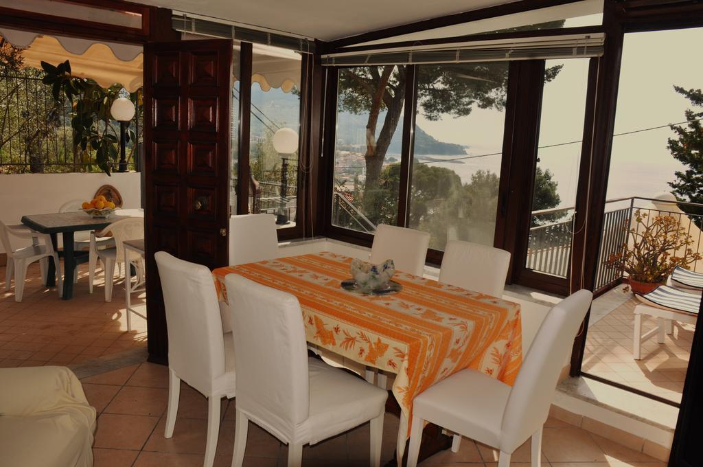 Villa Laura Sea View Apartments Санта-Мария-ди-Кастеллабате Экстерьер фото