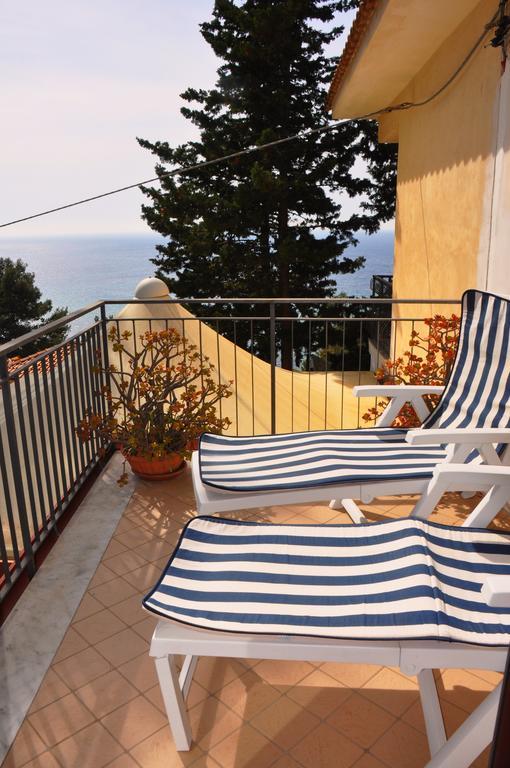 Villa Laura Sea View Apartments Санта-Мария-ди-Кастеллабате Экстерьер фото