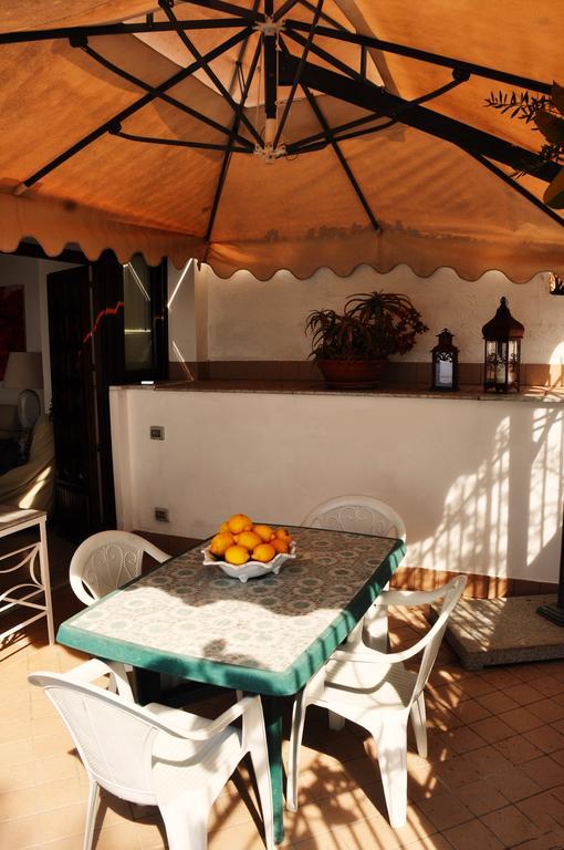 Villa Laura Sea View Apartments Санта-Мария-ди-Кастеллабате Экстерьер фото
