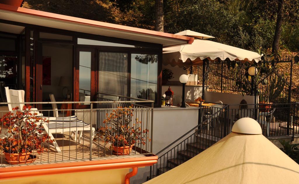 Villa Laura Sea View Apartments Санта-Мария-ди-Кастеллабате Экстерьер фото