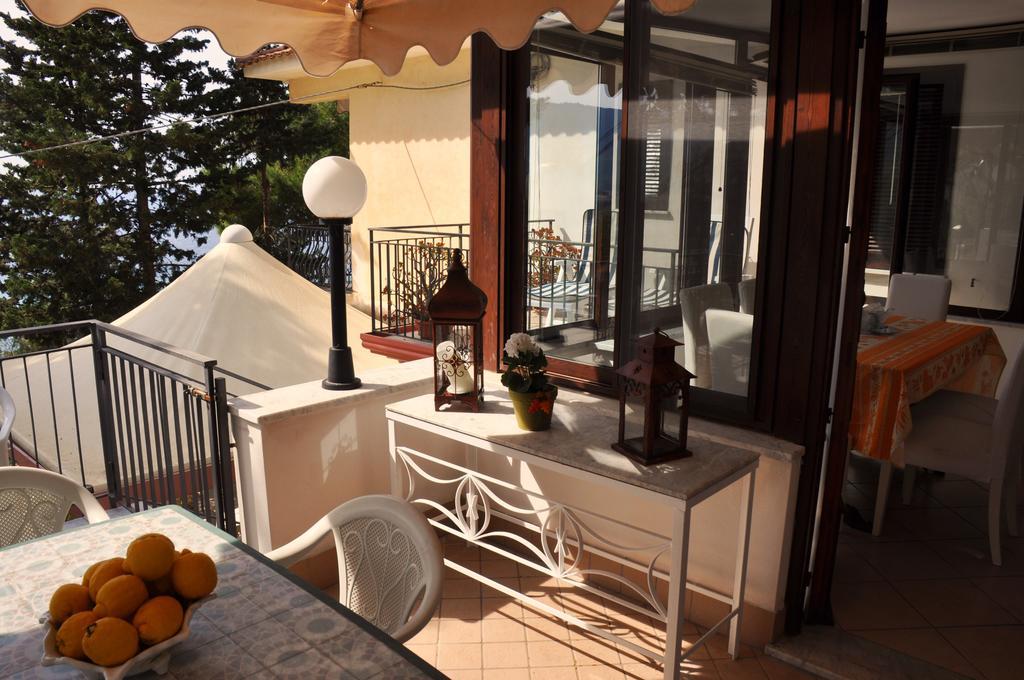 Villa Laura Sea View Apartments Санта-Мария-ди-Кастеллабате Экстерьер фото