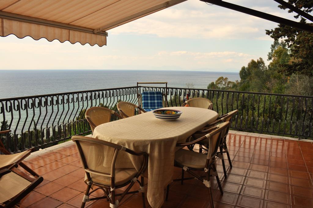Villa Laura Sea View Apartments Санта-Мария-ди-Кастеллабате Экстерьер фото