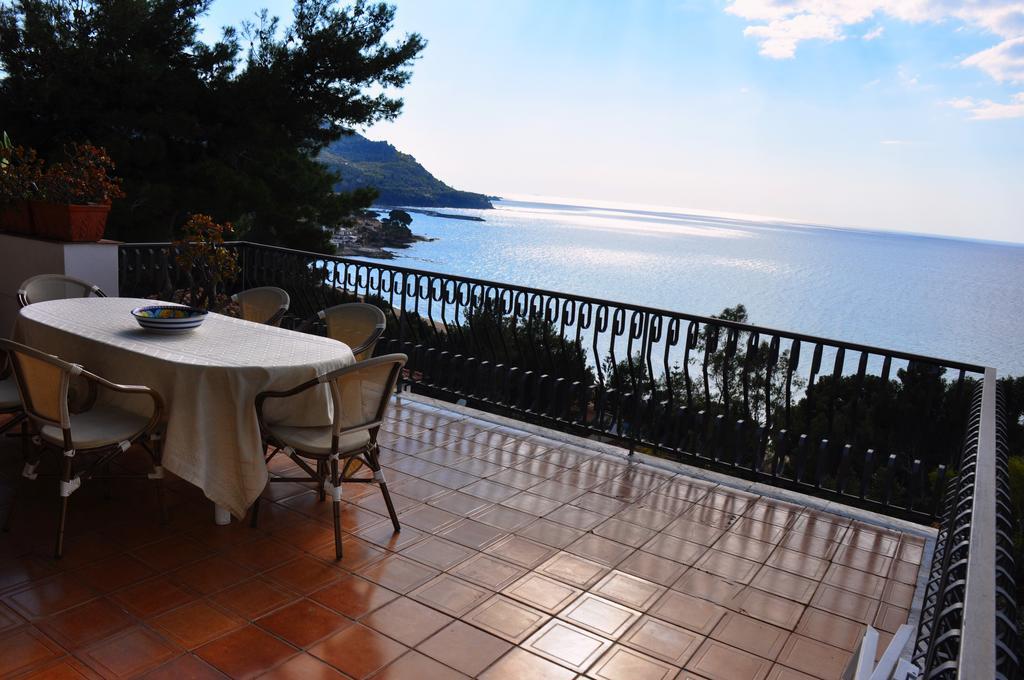 Villa Laura Sea View Apartments Санта-Мария-ди-Кастеллабате Экстерьер фото